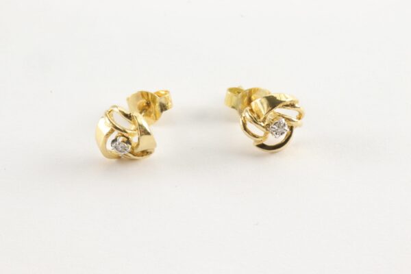 besonders schöne Ohrstecker in Gelbgold mit Diamant