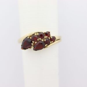 Damenring mit Granat in Gelbgold