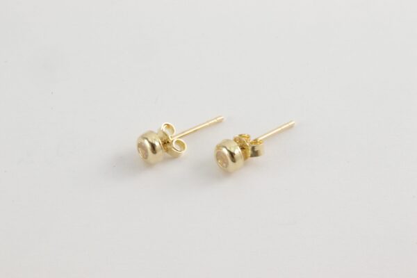 Sehr feine Ohrstecker in Gelbgold mit Zirkonia