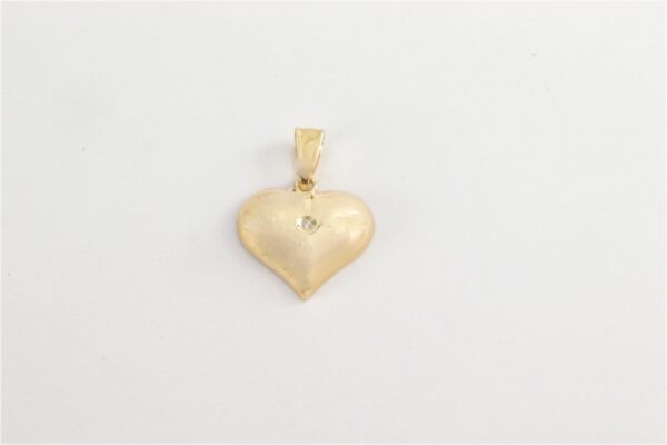 feines Herz mit einem Diamant