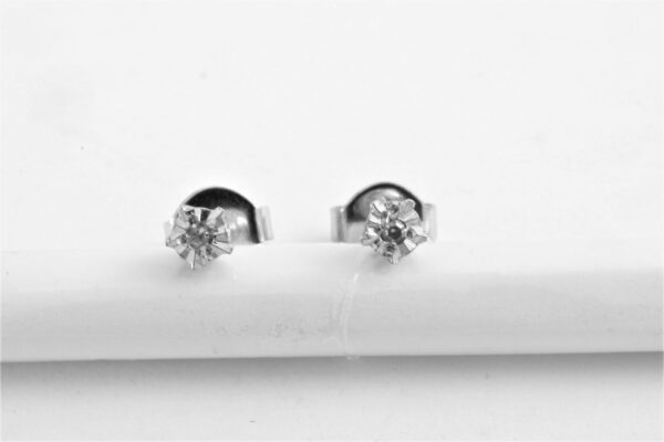 sehr schöne Ohrstecker in Weißgold mit Diamant