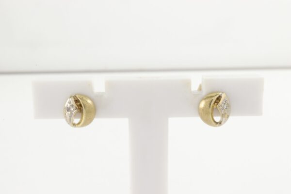 kleine, feine Ohrstecker in Gelbgold mit Diamant