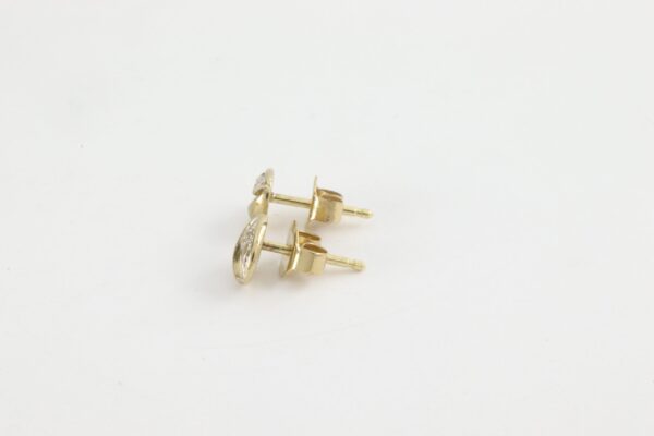 kleine, feine Ohrstecker in Gelbgold mit Diamant – Bild 6