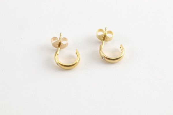 sehr kleine Ohrstecker in Gelbgold mit Diamant – Bild 4