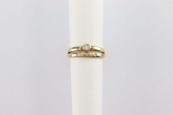 herrlicher Ring mit Zirkon in Gelbgold