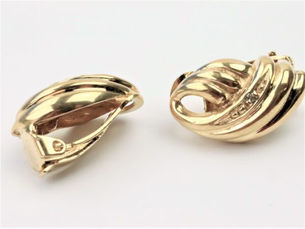 feine Ohrclip in Gelbgold mit Diamant