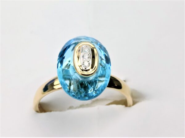 Ring in Gelbgold mit 3 Diamanten und Aquamarin