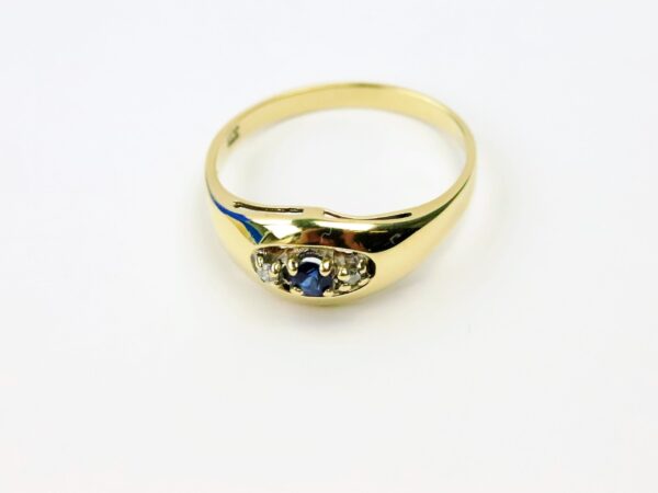 Ring in Gelbgold  mit Diamanten und Saphir
