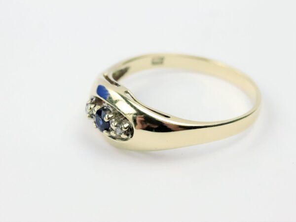 Ring in Gelbgold  mit Diamanten und Saphir – Bild 4