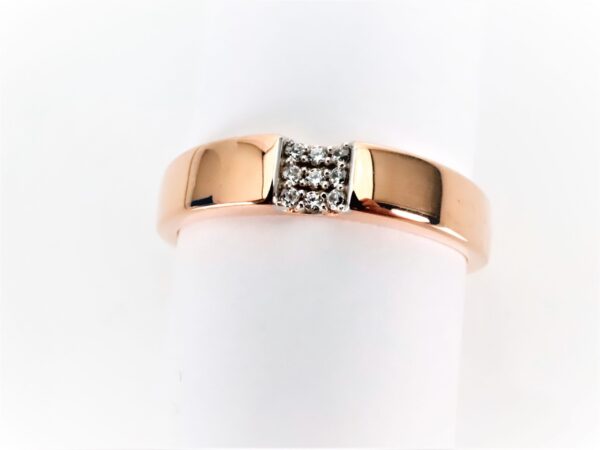 Ring  in Rotgold mit kleinen Zirkonia