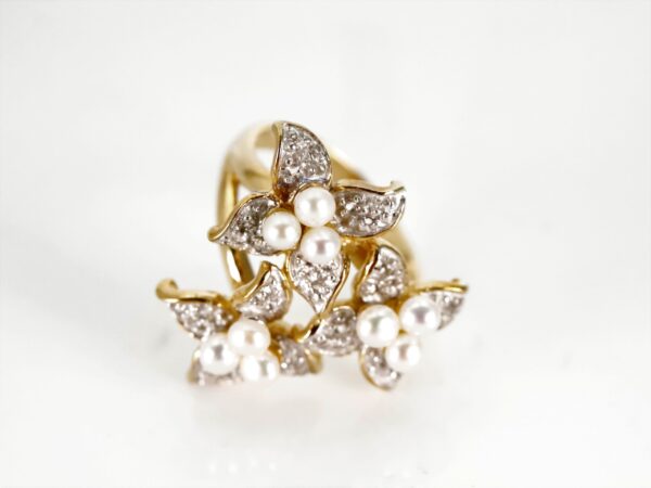 Ring in Gelbgold mit Diamanten und Perlen