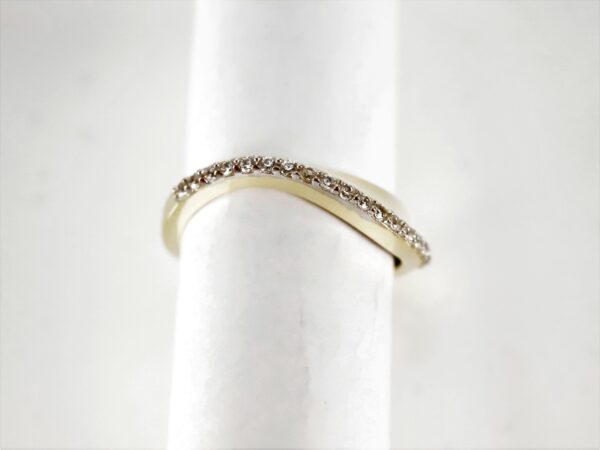 Ring in Gelbgold mit kleinen Zirkonia – Bild 2