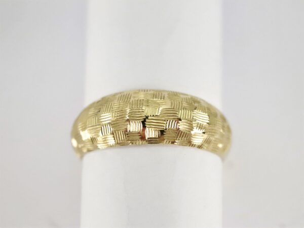 Ring in Gelbgold mit feiner Musterung