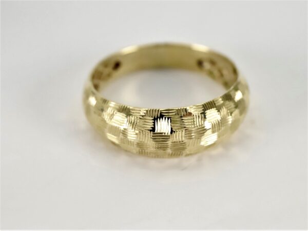 Ring in Gelbgold mit feiner Musterung – Bild 5