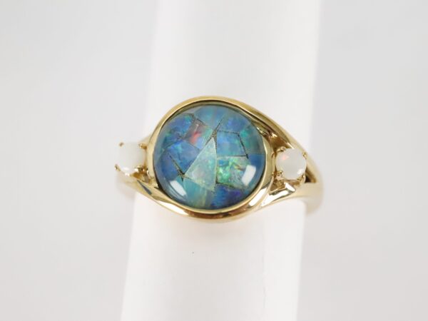 Ring in Gelbgold mit einem Opal-Trippel