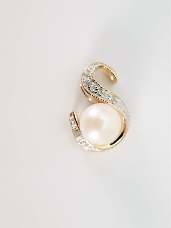 Anhänger in Gelbgold mit Perle und Diamant