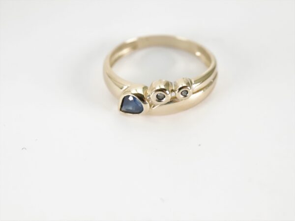 Ring in Gelbgold - mit Diamanten + Saphir