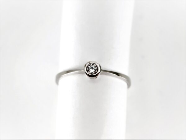 sehr feiner Ring in Weißgold mit Zirkonia