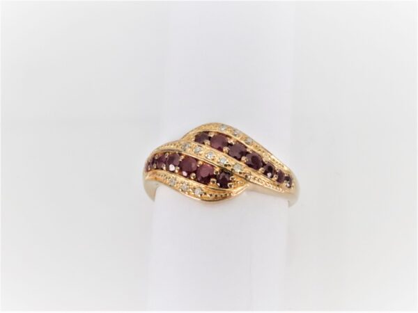 Ring in Gelbgold mit Rubin und Diamant -