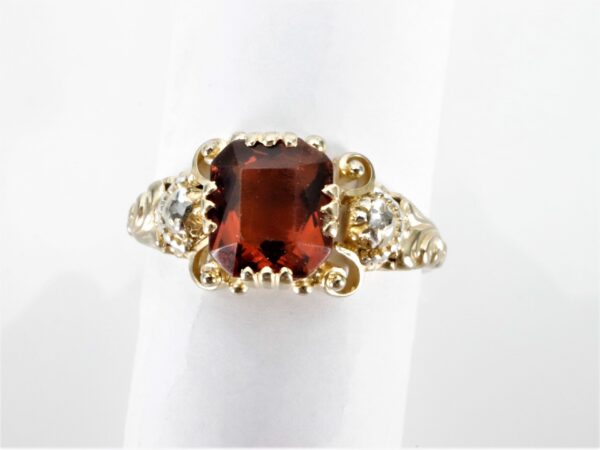 Ring   mit Granat und anderen Steinen