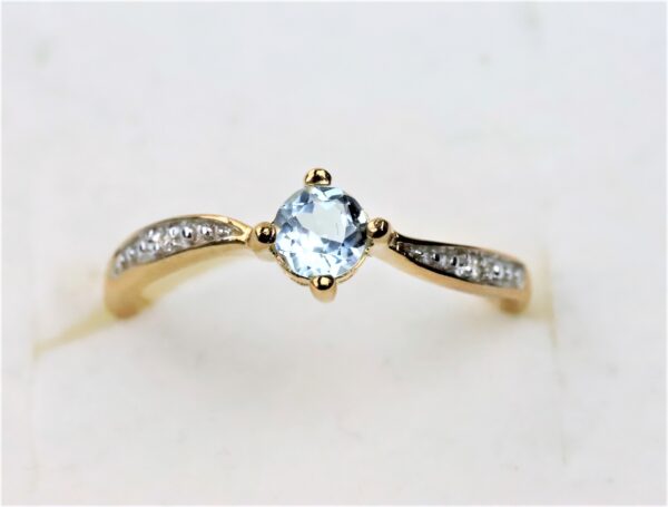 Ring  mit Aquamarin und Zirkonia