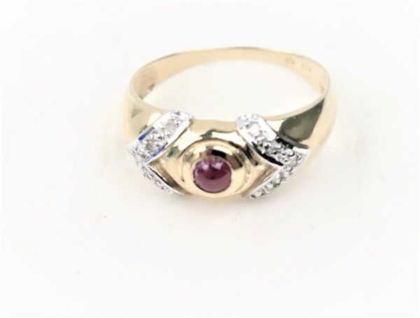 Ring in Gelbgold  mit Diamant  und Rubin – Bild 2