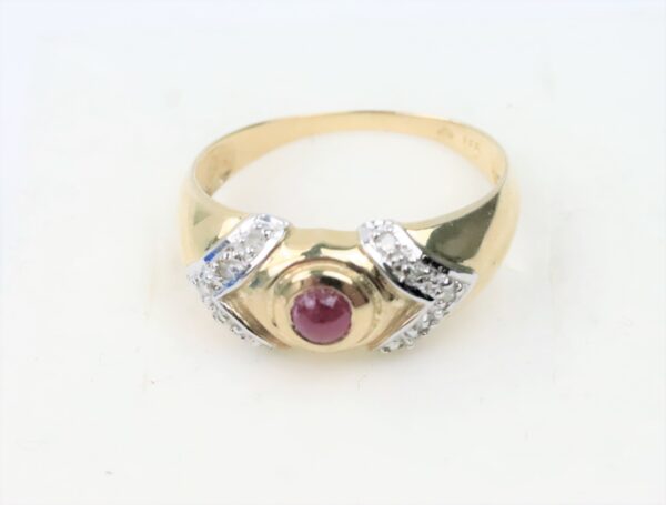 Ring in Gelbgold  mit Diamant  und Rubin – Bild 3