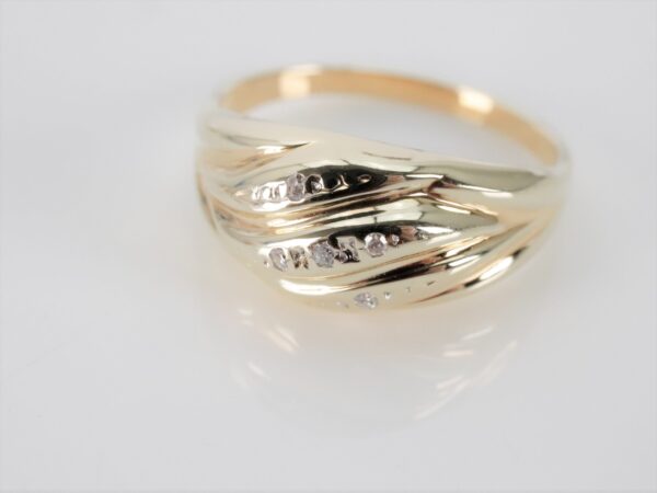 sehr feiner Ring in Gelbgold  mit Diamanten