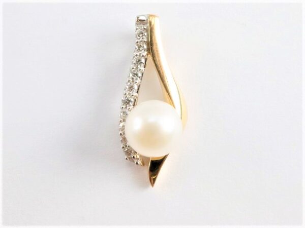 Anhänger in Gelbgold mit Perle und Diamanten