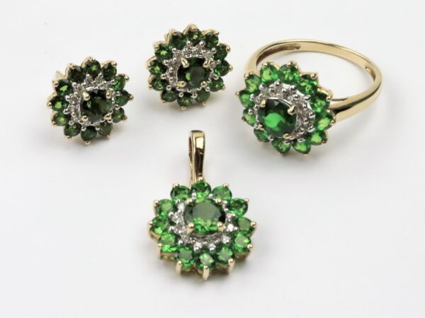 herrliches Set (Ohrstecker-Ring+Anhänger) in Gelbgold