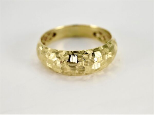 Ring in Gelbgold mit feiner Musterung – Bild 4