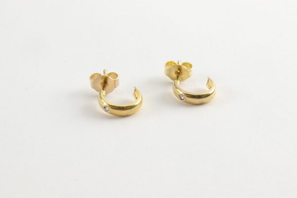 sehr kleine Ohrstecker in Gelbgold mit Diamant – Bild 6