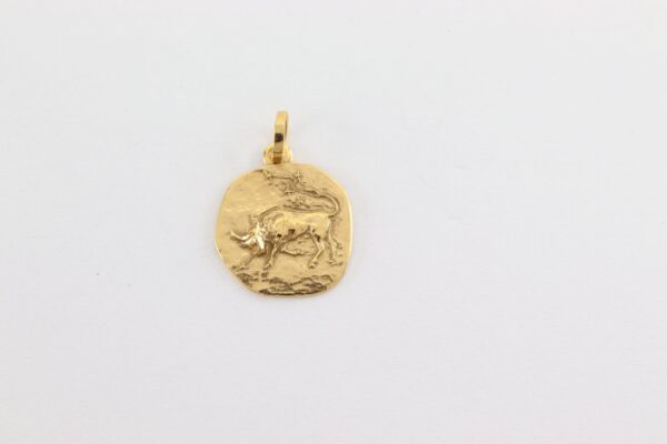 Ein Stier, für den Monat Mai in Gelbgold