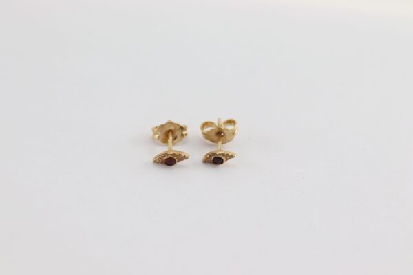 Sehr feine Stecker mit einem Granat
