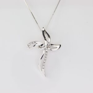 Kreuz in Weißgold mit Diamanten und passender Kette