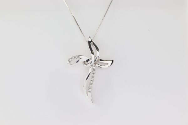 Kreuz in Weißgold mit Diamanten und passender Kette