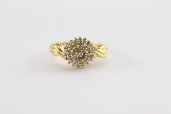 Ring mit sehr vielen kleinen Diamanten in der Obereseite eingearbeitet – Bild 2