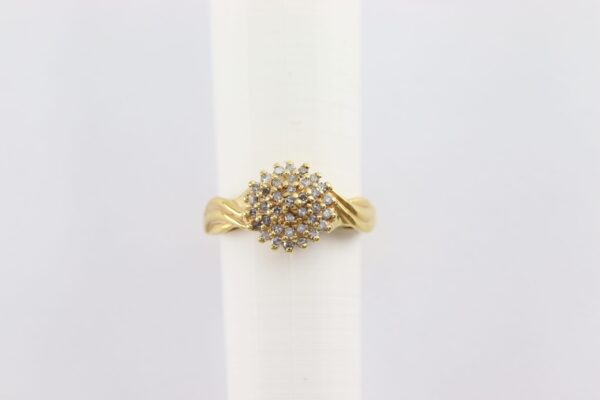 Ring mit sehr vielen kleinen Diamanten in der Obereseite eingearbeitet – Bild 5