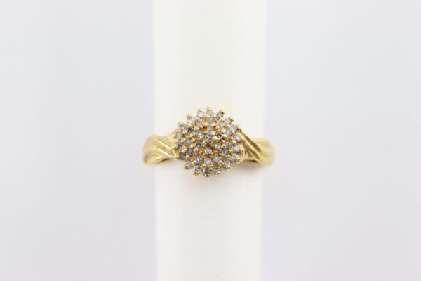 Ring mit sehr vielen kleinen Diamanten in der Obereseite eingearbeitet – Bild 6