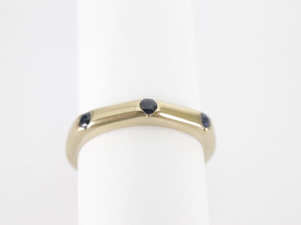 Ring  mit kleinen Saphir in Gelbgold – Bild 2