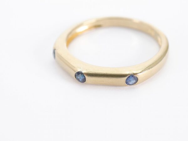 Ring  mit kleinen Saphir in Gelbgold – Bild 4