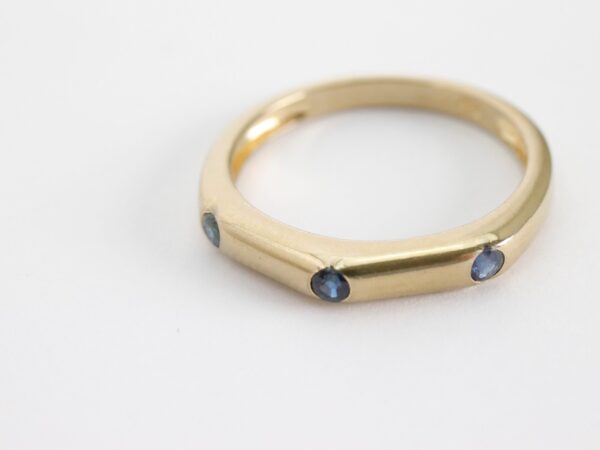 Ring  mit kleinen Saphir in Gelbgold – Bild 5