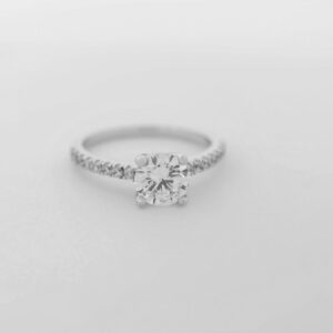 feiner Ring aus Sterlingsilber rhodiniert mit Zirkonia