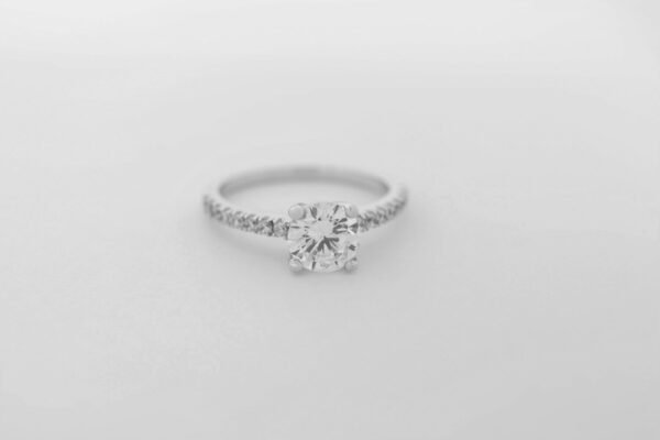 feiner Ring aus Sterlingsilber rhodiniert mit Zirkonia