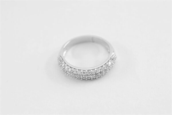 schicker Ring in Sterlingsilber rhodiniert mit Zirkonia