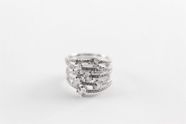 wunderschöner Ring in Sterlingsilber rhodiniert mit Zirkonia