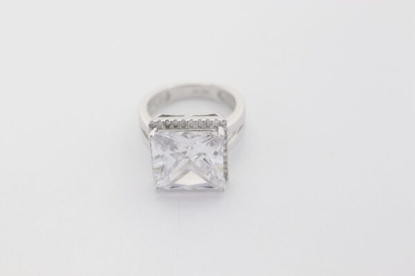 Ring mit Sterlingsilber und geschliffenem Zirkonia