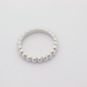 feiner Ring in Sterlingsilber rhodiniert