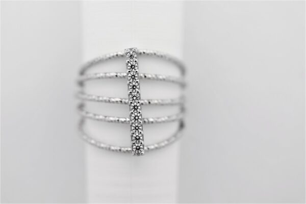 feiner Ring in Sterlingsilber rhodiniert mit Zirkonia