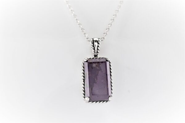 Anhänger in Sterlingsilber rhodiniert mit einem Sugelith